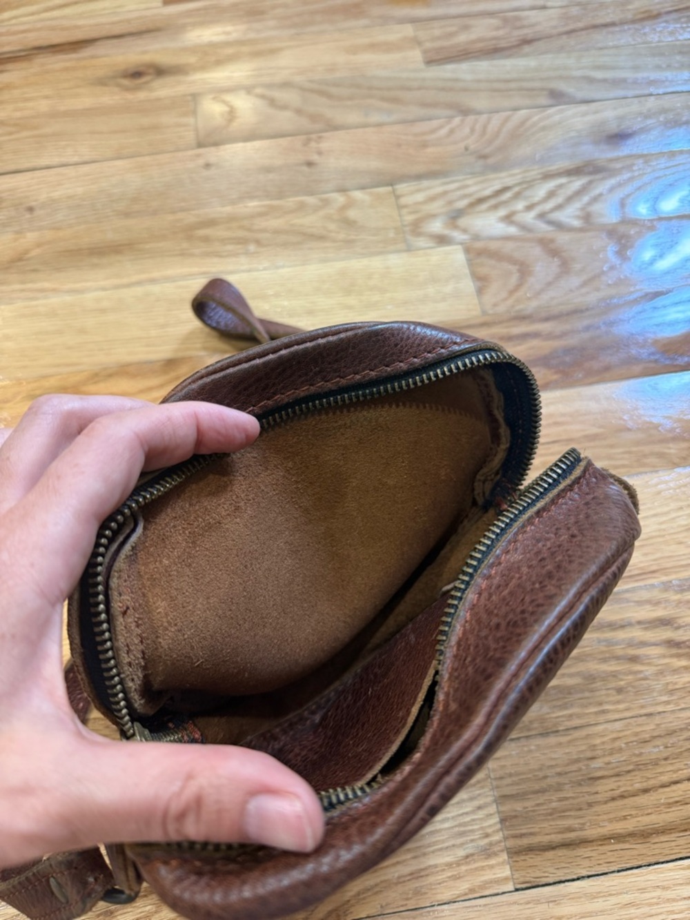 Portland Leather Crossbody Bag - Picture 5 of 6